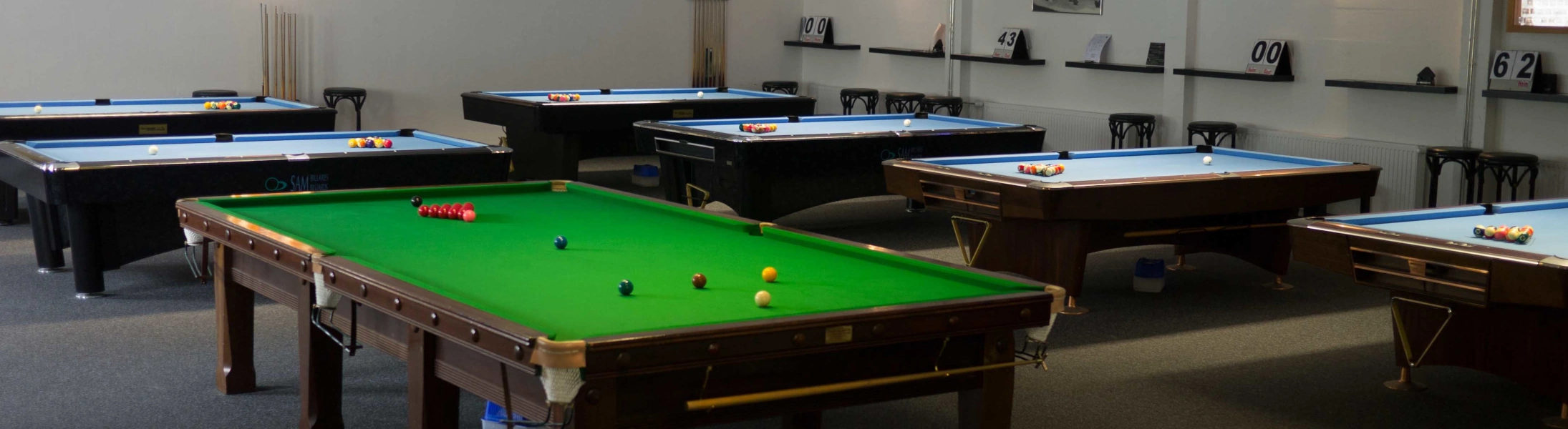 Vereinsheim mit Snooker- und Pool-Tischen