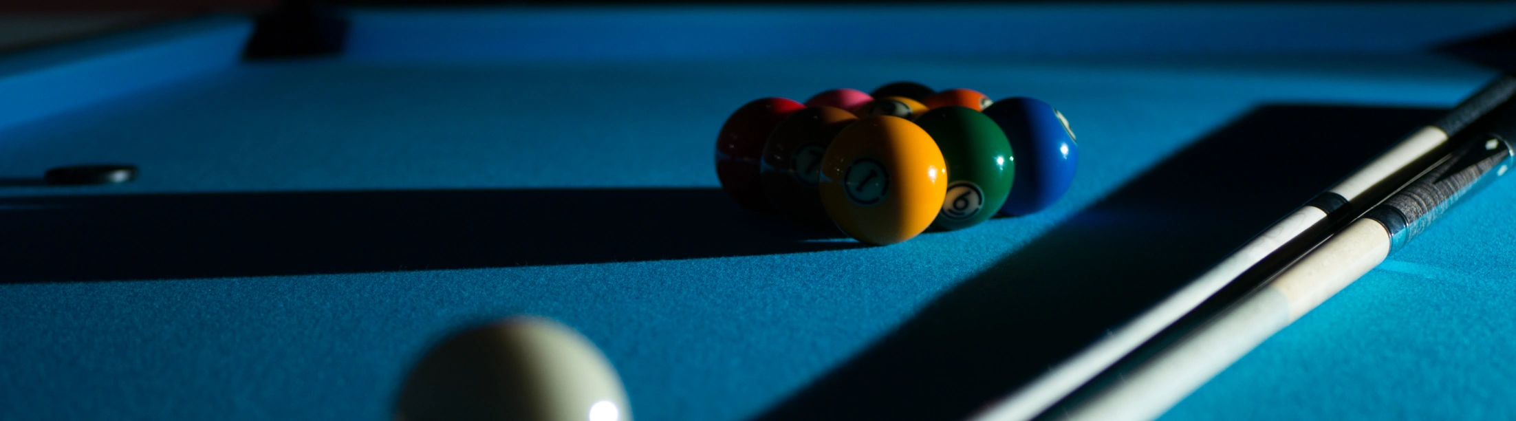 9-Ball aufgebaut auf blauem Tuch, mystisch beleuchtet
